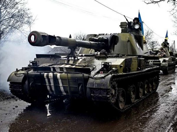 СМИ: Киев отправил в Донбасс эшелон танков