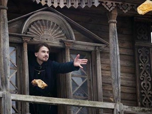 "Скотный двор": видео с масленичным швырянием блинов в толпу возмутило Сеть