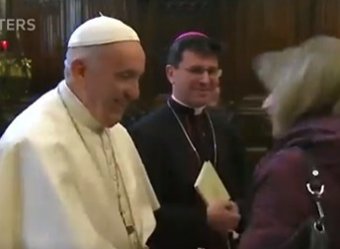 Иногда ему нравится, иногда нет: Папа Римский озадачил странным поведением на видео