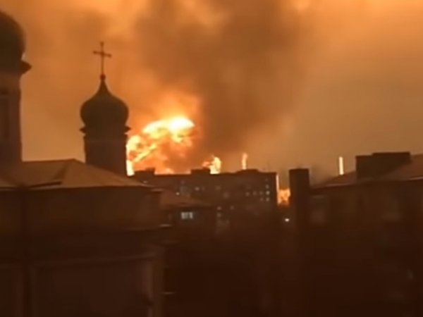 "Огненное зарево": опубликовано видео серии взрывов на заправке на Украине