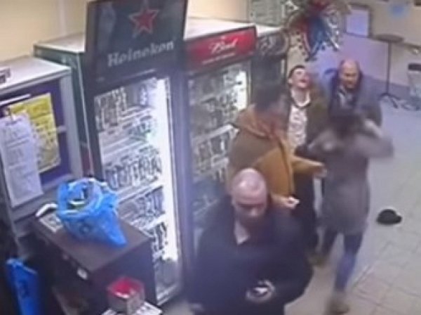 "Приходил с извинениями": нокаутировавшая дебошира владимирская продавщица рассказала подробности драки