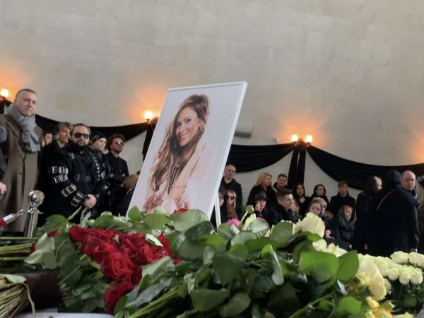 Похороны Юлии Началовой и Марлена Хуциева прошли рядом в 30 метрах на Троекуровском кладбище (ВИДЕО)