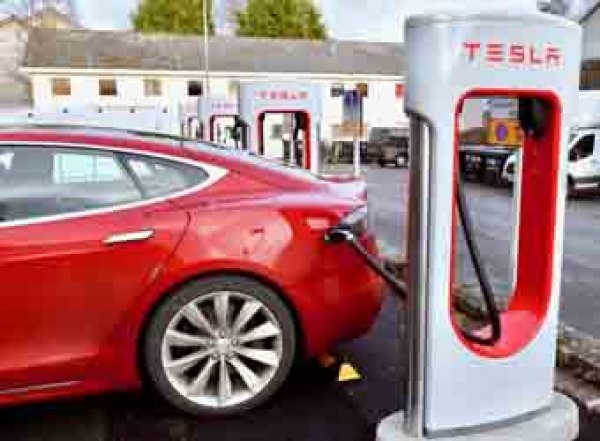 Илон Маск планирует опутать зарядками для Tesla весь мир (ВИДЕО)