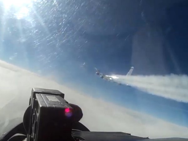 Видео перехвата Су-27 самолета-разведчика ВВС США в небе над Балтикой появилось в Сети