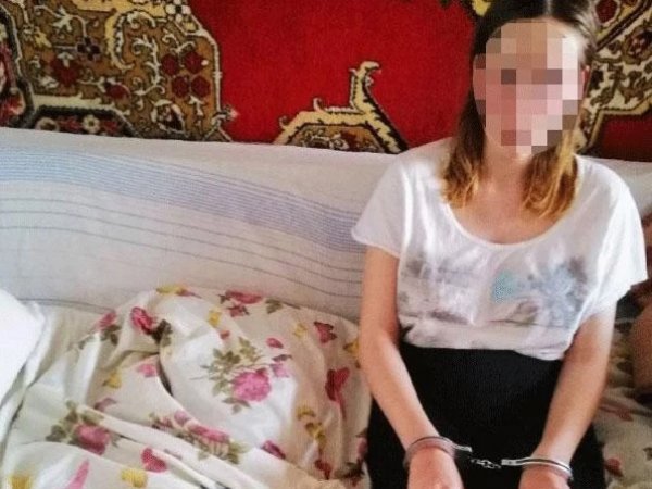 21-летняя мать зарезала ножом свою месячную дочь