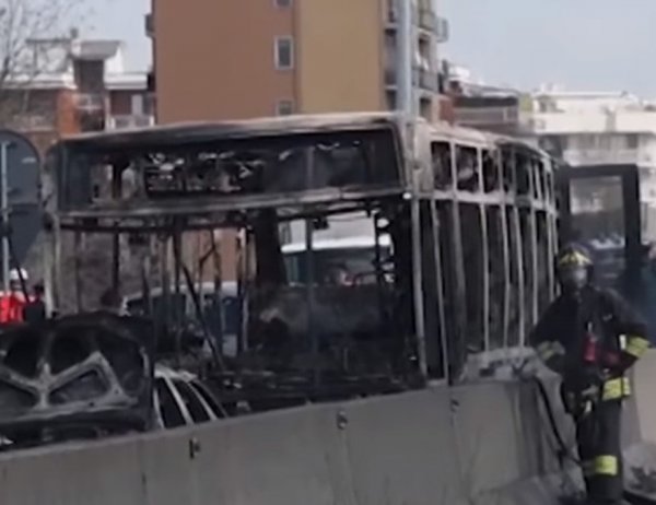 Мигрант в Италии захватил автобус с 50 детьми и попытался их сжечь (ФОТО, ВИДЕО)