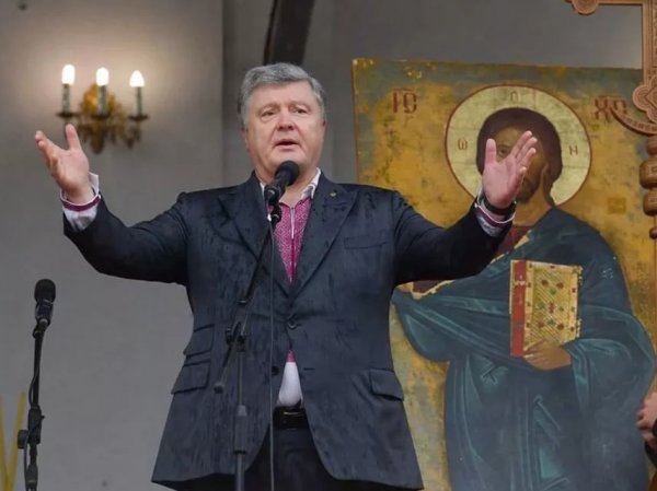 "Бронежилет заправил в трусы": соцсети высмеяли  фото Порошенко в церкви