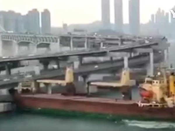 Пьяный капитан российского судна протаранил мост в Южной Корее