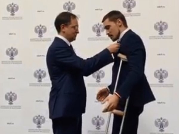 Билан на костылях явился за наградой к министру культуры Мединскому (ВИДЕО)