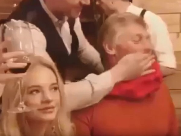 "Сам не умеет?": видео, где официант вытирает рот Дмитрию Пескову, вызвало фурор в Сети