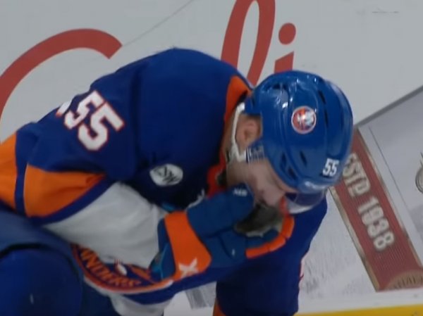 Игрок НХЛ разрезал горло сопернику лезвием конька во время матча (ВИДЕО)