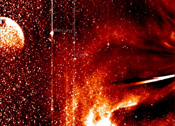 Нибиру существует: планета Х попала на фото NASA во время пролета кометы ISON