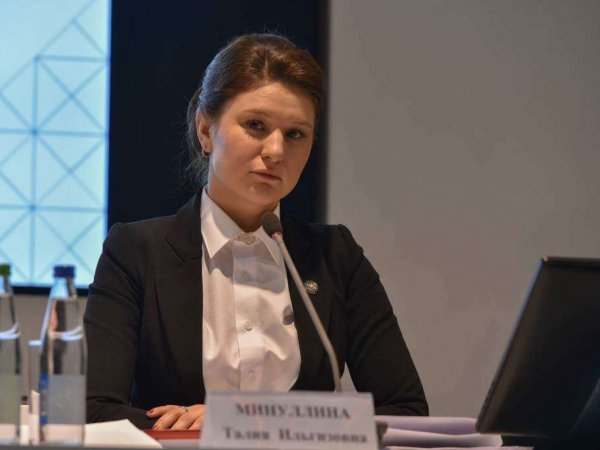 "Велела продать": чиновница из Татарстана пожаловалась на подаренный на 8 марта Porsche