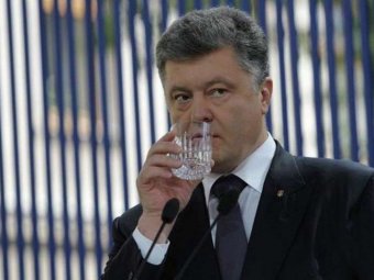 С похмельем не шутят: фото Порошенко с 5-литровой бутылью высмеяли в Сети