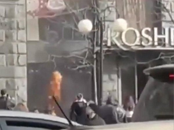 В центре Киеве сгорел магазин Порошенко Roshen