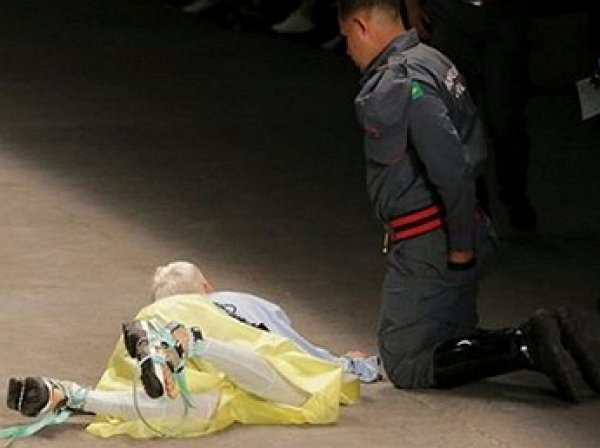 Смерть манекенщика на подиуме, запутавшегося в шнурках, попала на видео