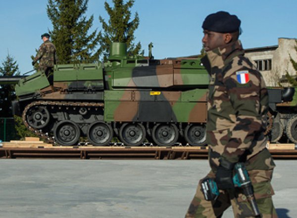Франция отправит на российскую границу танки и военных