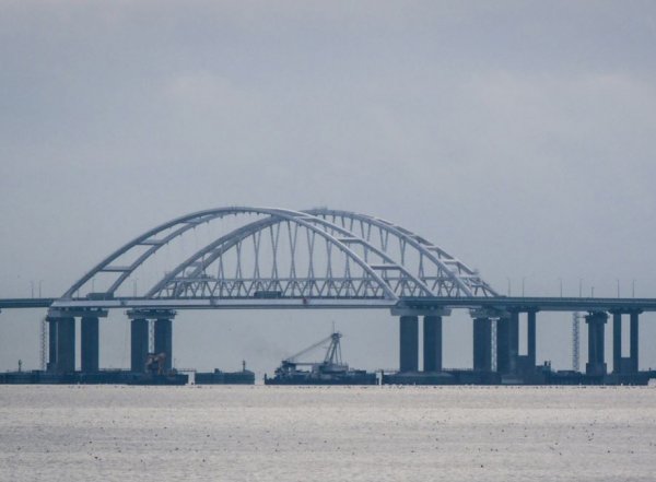 СМИ пугают датой закрытия опустевшего Крымского моста и планами его подрыва "морскими котиками" США