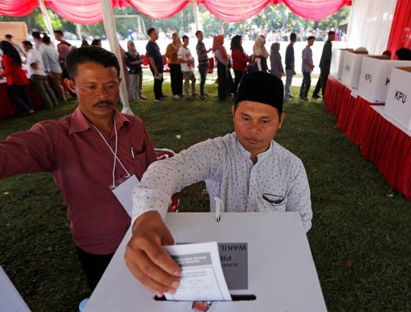 В Индонезии на выборах умерли 54 человека, подсчитывая голоса