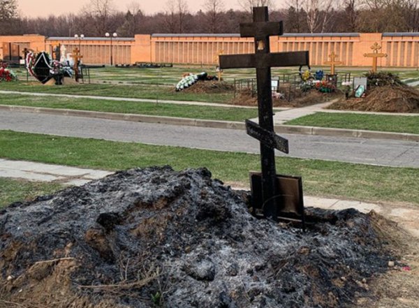 В Москве сожгли могилу Евгения Осина: фото с кладбища появились в Сети