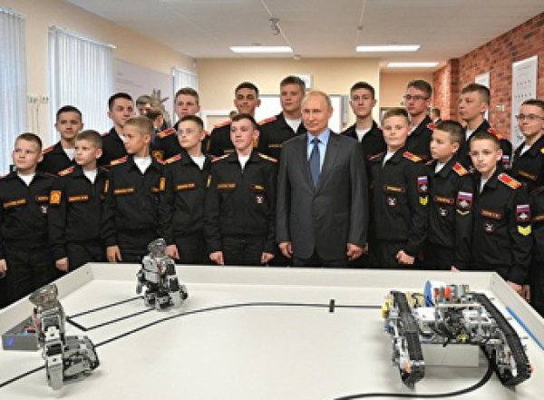 СМИ: питерские суворовцы показали Путину роботов, купленных в Сети (ВИДЕО)
