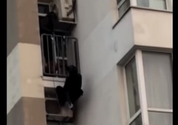 Штурм московской квартиры вора в законе бойцами СОБРа попал на видео