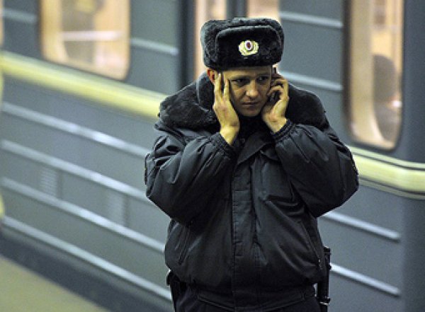 В Московском метро мужчина с молотком захватил заложницу