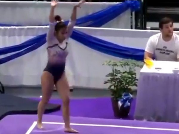 Гимнастка из США сломала обе ноги после страшного падения во время соревнований