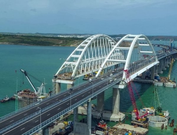 Рвущиеся в Крым украинцы шокированы новыми фото Крымского моста
