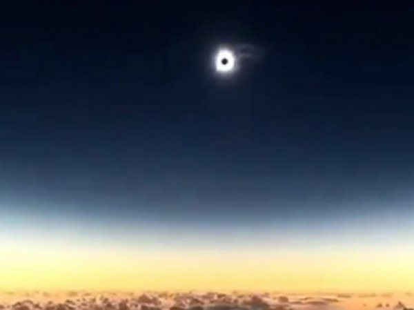 Нибиру закрыло Солнце: зловещее затмение сняли на видео с борта самолета