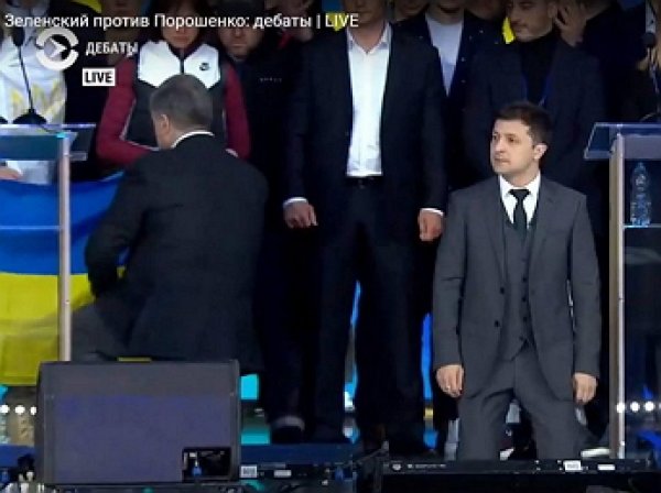 Зеленский и Порошенко встали на колени на дебатах в Киеве (ВИДЕО)