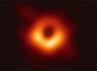 Пончик и Око Саурона: первое в истории фото черной дыры стало мемом в Сети
