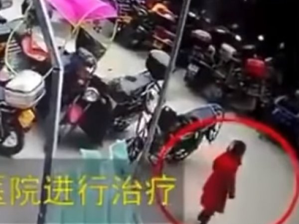 В Китае шестилетняя девочка упала с 26-го этажа, встала и пошла (ВИДЕО)