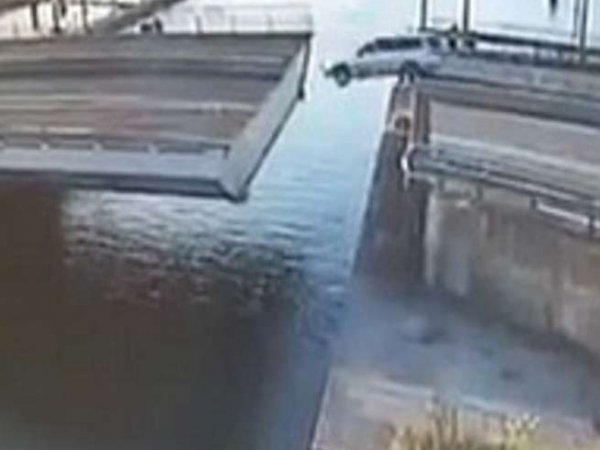 Прыжок итальянца на машине через разведенный мост в Питере попал на видео