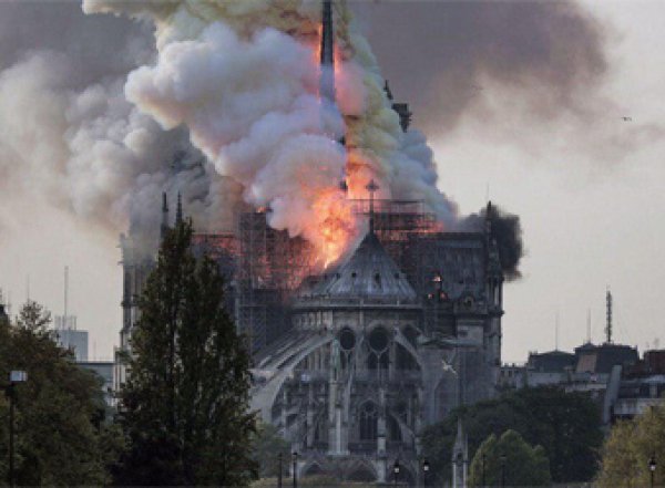 Французские СМИ назвали причину пожара в Нотр-Даме