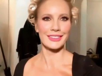 Шикарная ведьма: Елена Летучая с метлой и огромным декольте прошлась по подиуму (ВИДЕО)
