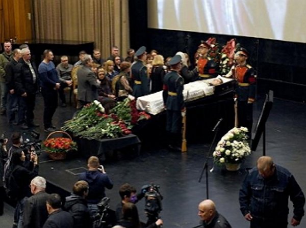 Внебрачный красавец-сын Булдакова появился на похоронах отца