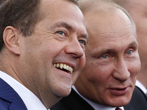 Стали известны доходы Путина и Медведева