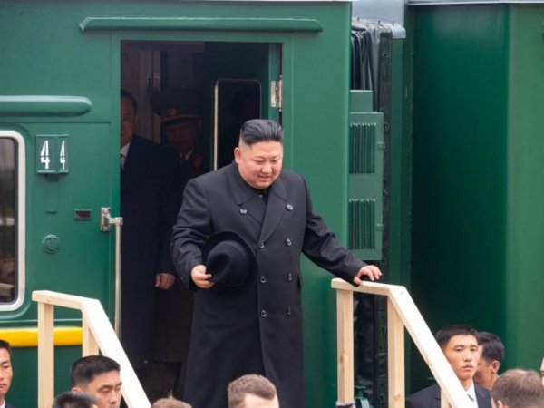 Опубликовано видео прибытия Ким Чен Ына на бронепоезде в Россию