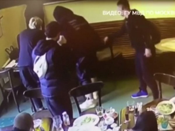 Опубликовано полное видео драки Кокорина и Мамаева с Паком в кафе