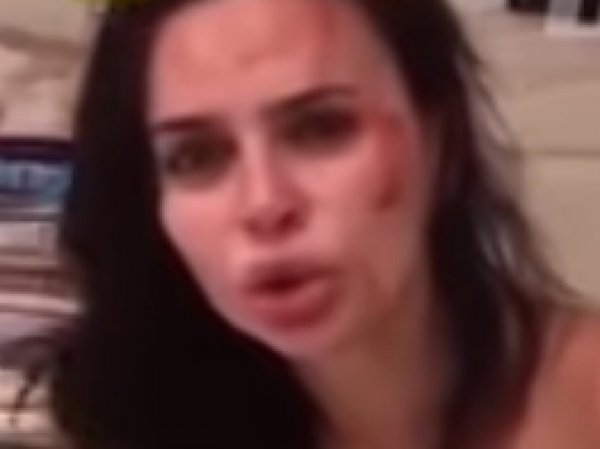 Голая звезда "Дома 2" Виктория Романец устроила на видео пьяную истерику в залитой кровью квартире