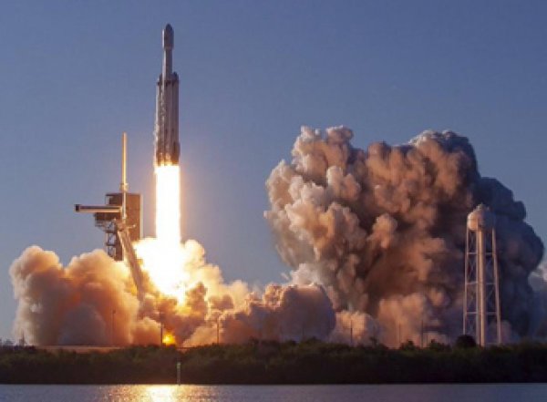 SpaceX осуществила первый коммерческий запуск Falcon Heavy (ВИДЕО)