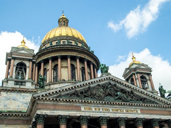 Возле Исаакиевского собора в Санкт-Петербурге установили надгробие с фото Путина