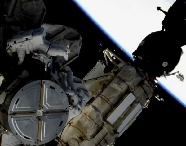 Нибиру прервала сеанс с МКС, попав в кадр с астронавтом Ником Хейгом (ФОТО)