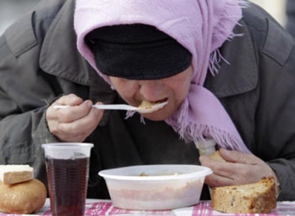 Почти половине российских семей хватает денег только на еду