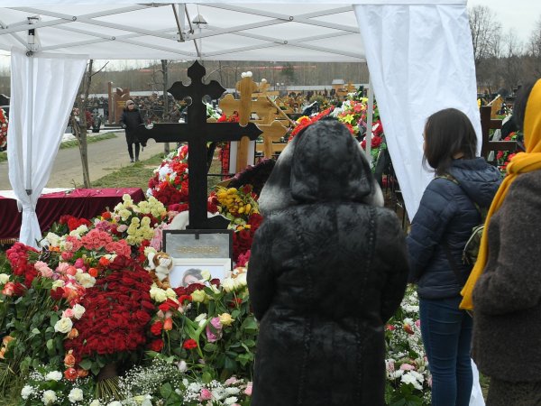 СМИ: на могиле Началовой замироточил крест