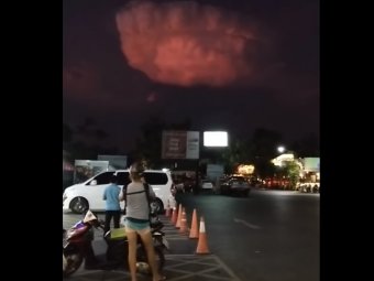 Посланники Нибиру вырвались из зловещего красного облака над Таиландом, попав на видео