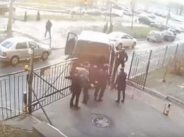 Видео "самой нелепой погони" насмешило Сеть: в Росгвардии назвали ролик постановкой