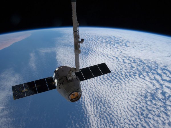 В Сети опубликовали видео летящего "поезда" из 60 спутников SpaceX