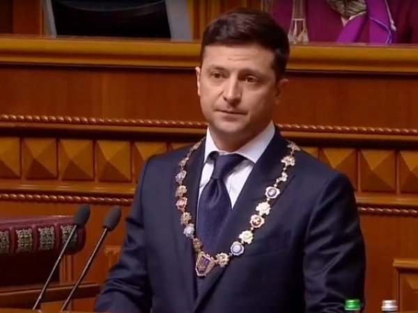 Зеленский потребовал отменить депутатскую неприкосновенность и распустил Раду